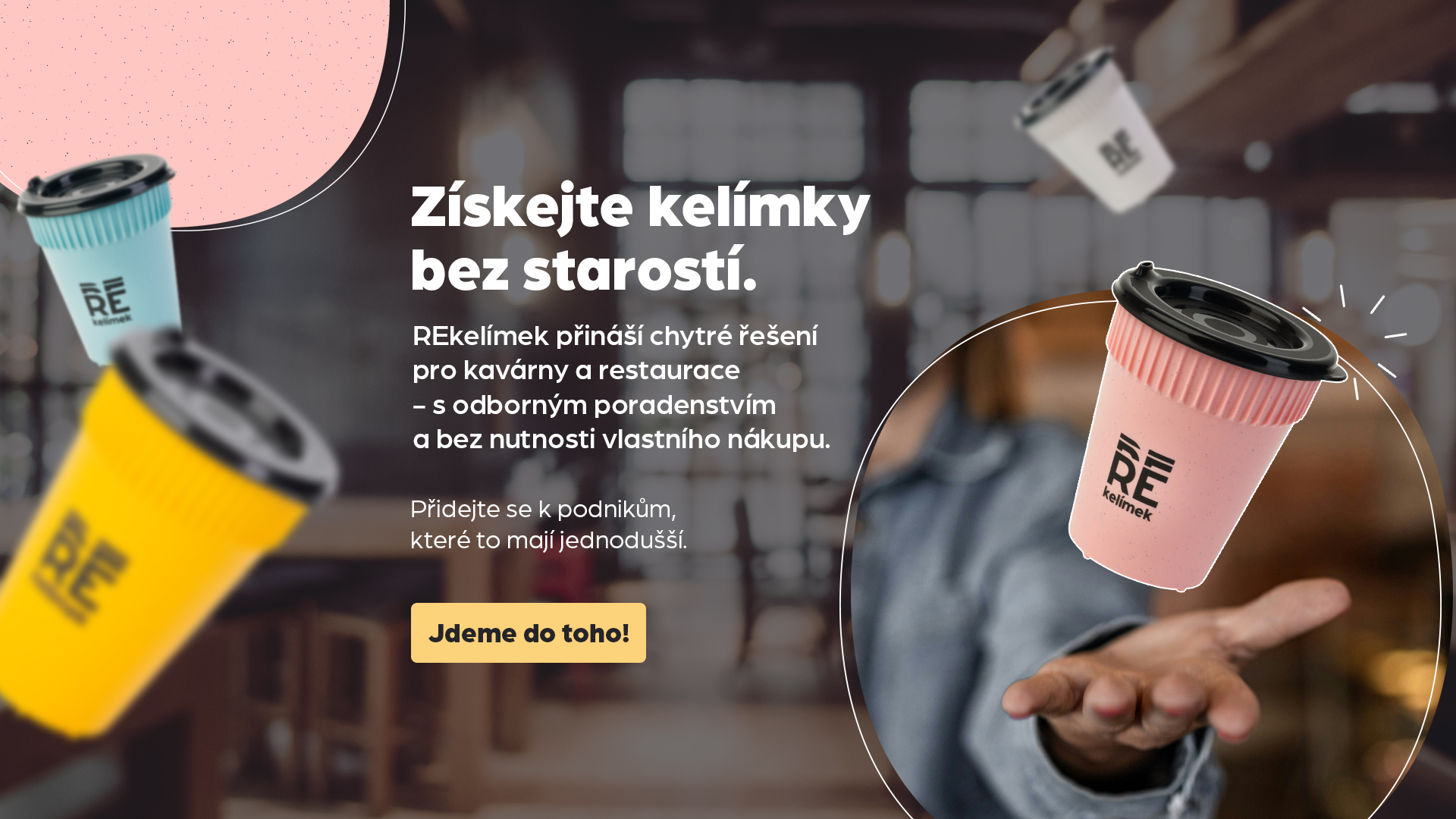 Balení kelímků na kávu v různých barvách s logem RE, které představují inovativní řešení pro kavárny a restaurace, usnadňující výrobu a distribuci nápojů bez starostí.
